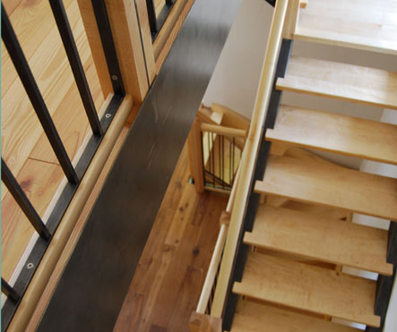 Treppe - Kombination von schwarzem Stahl und geöltem Ahorn